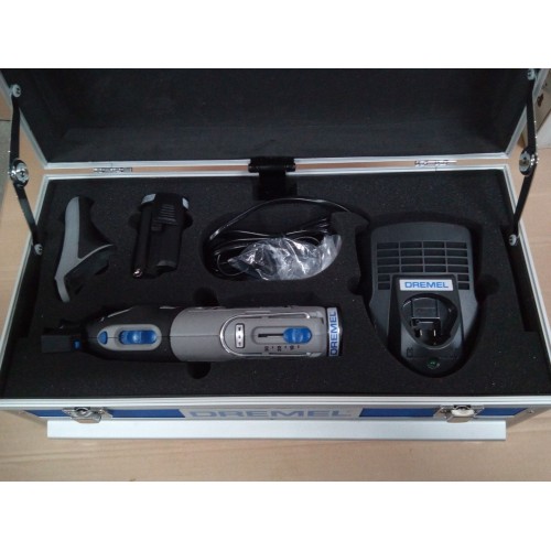 B-WARE DREMEL 8220 Akku-Multifunktionswerkzeug F0138220JK beschädigt, funktionsfähig