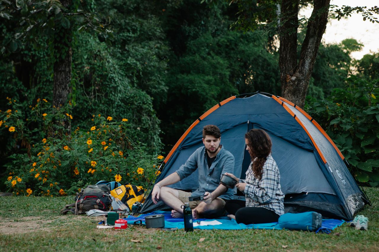 Pärchen vor einem Camping Zelt