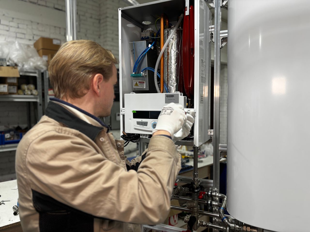 Techniker arbeitet an Durchlauferhitzer